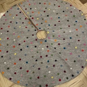 Molten wool tree skirt